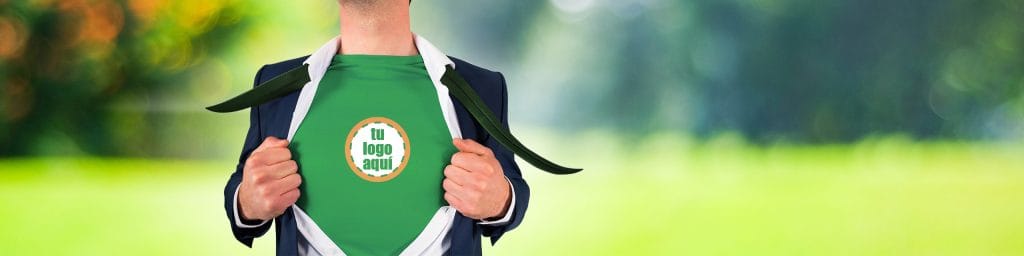 Hombre con traje mostrando camiseta verde con mensaje "tu logo aquí", concepto de branding sostenible para empresas