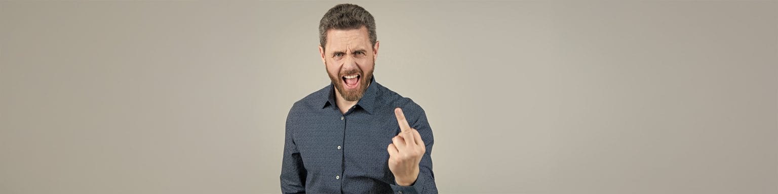 Hombre enfadado haciendo un gesto de indignación tras recibir una web inútil del Kit Digital