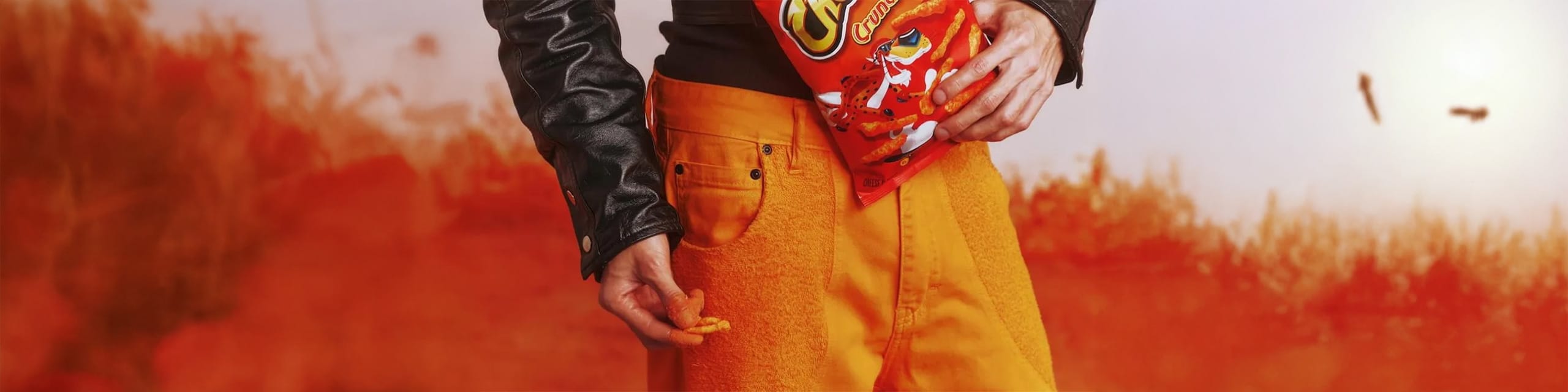 Pantalones naranjas de Cheetos diseñados para limpiarse los dedos, ejemplo de campaña de branding original