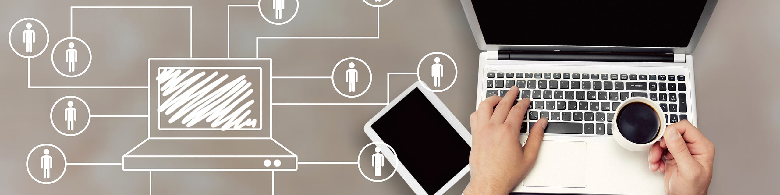 Persona trabajando con portátil, café y tablet junto a un esquema de red digital con iconos de personas conectadas
