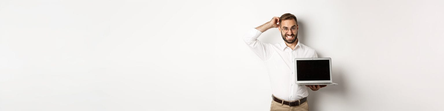 Hombre confundido con portátil preguntándose qué necesita para crear una página web en Palma con hosting, dominio y SEO