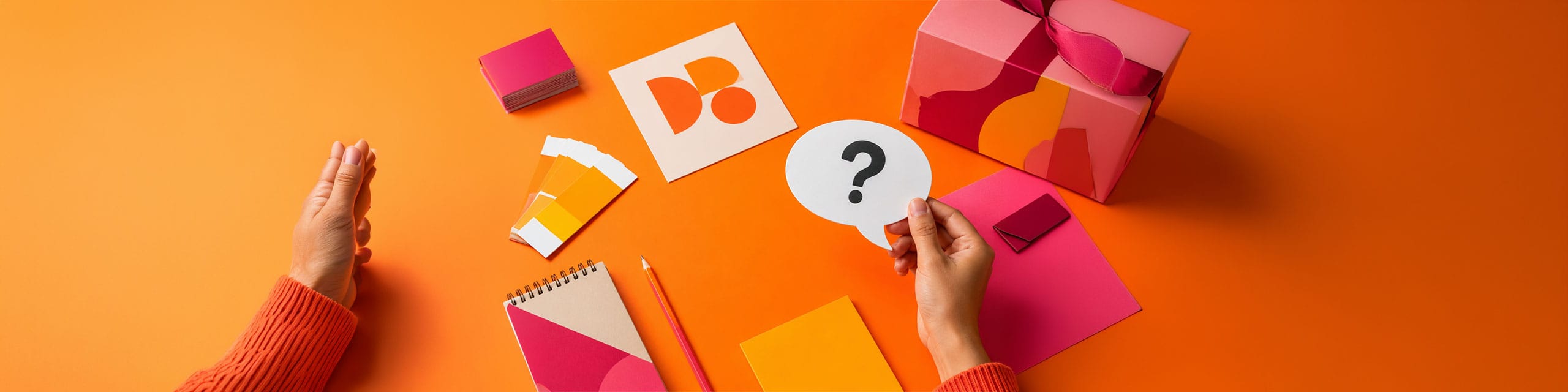 Composición visual sobre logo, identidad corporativa y branding con elementos gráficos de marca
